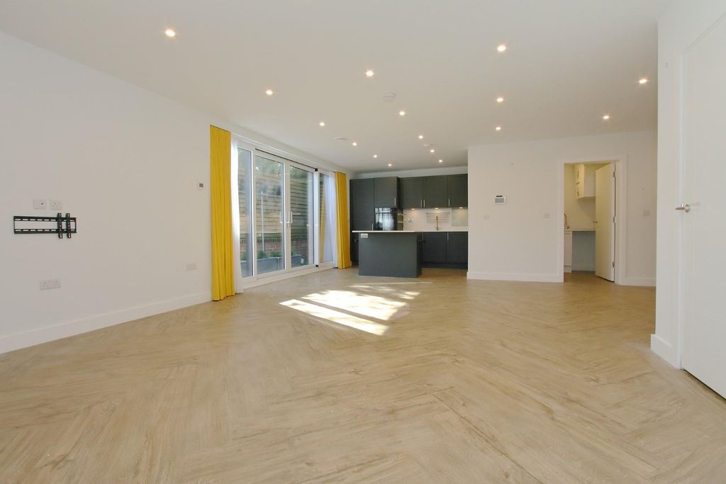 Property photo 2 of 25 14 Howarth Park Ph11.Jpg