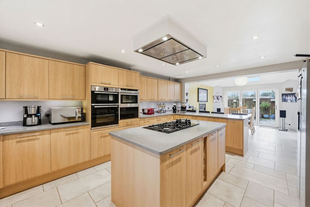 Property photo 2 of 25