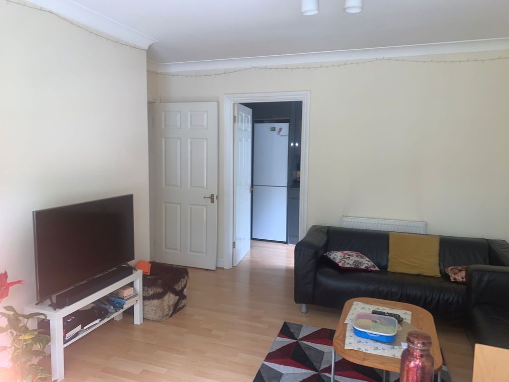Property photo 3 of 7 Lounge (2)