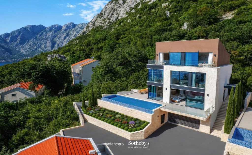 Property photo 1 of 28 Contemporary Villa With Swimming Pool