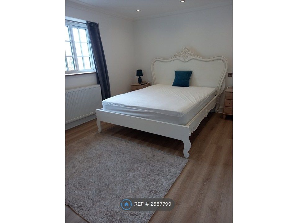 Property photo 1 of 14 Spacious Ensiute Room With Free Parking