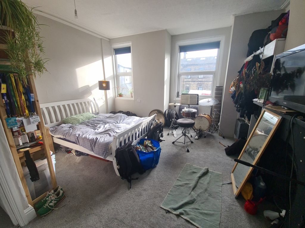 Property photo 3 of 9 A Bright And Spacious Master Bedroom Featuring Lar...