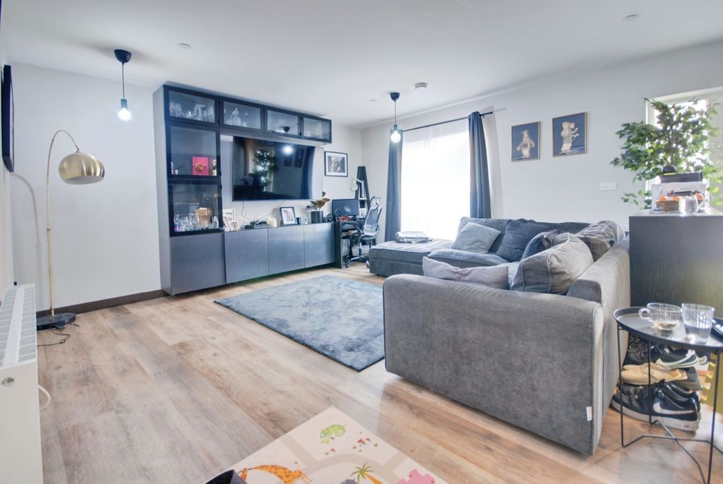Property photo 2 of 12 Pbox-Living_Room-330418.Jpg
