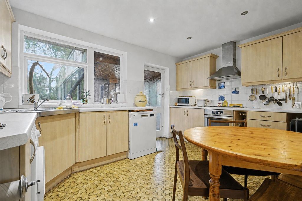 Property photo 2 of 16 Breakfast Kitchen