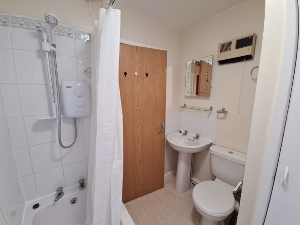 Property photo 3 of 5 Clean, Well-Maintained Bathroom With A Shower-Bath...