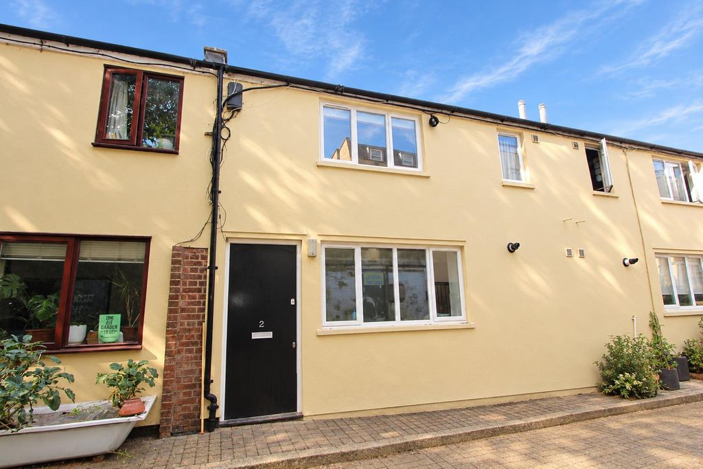 Property photo 1 of 11 Manley Court, N16