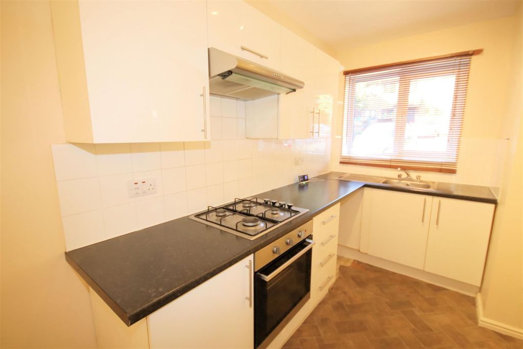 Property photo 3 of 16 Fitted Kitchen