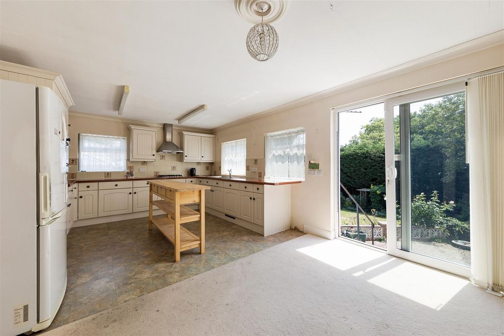 Property photo 2 of 18 Chingford Avenue, E4