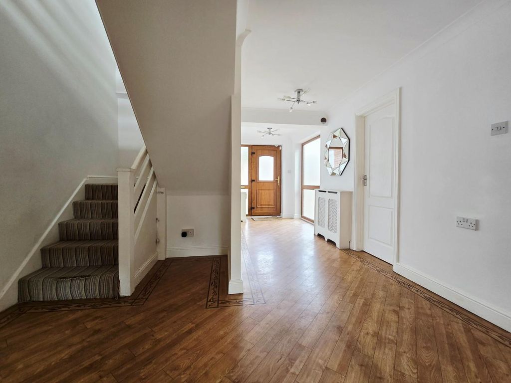 Property photo 3 of 27