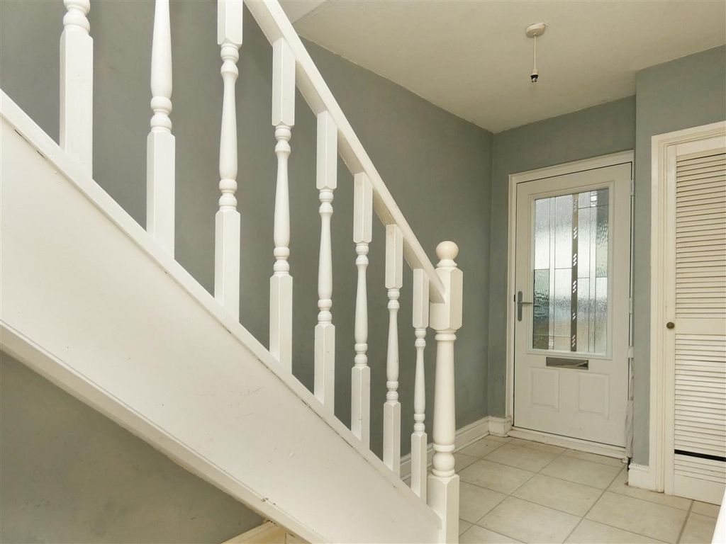 Property photo 3 of 16 Entrance Hall