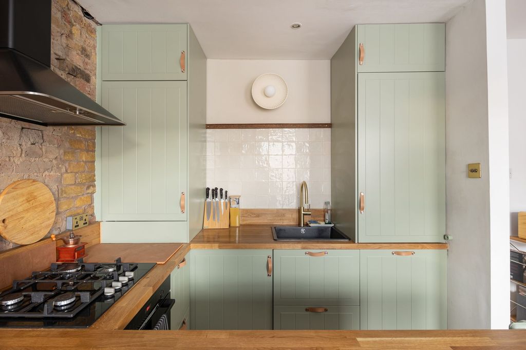 Property photo 2 of 7 Kitchen