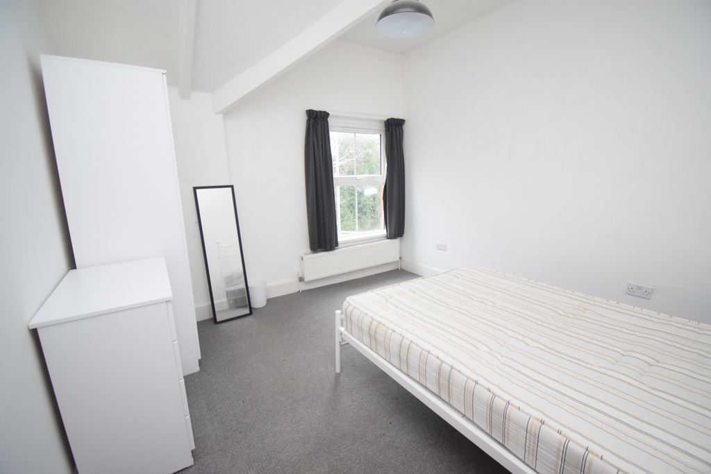 Property photo 3 of 7 Room 4 (2)