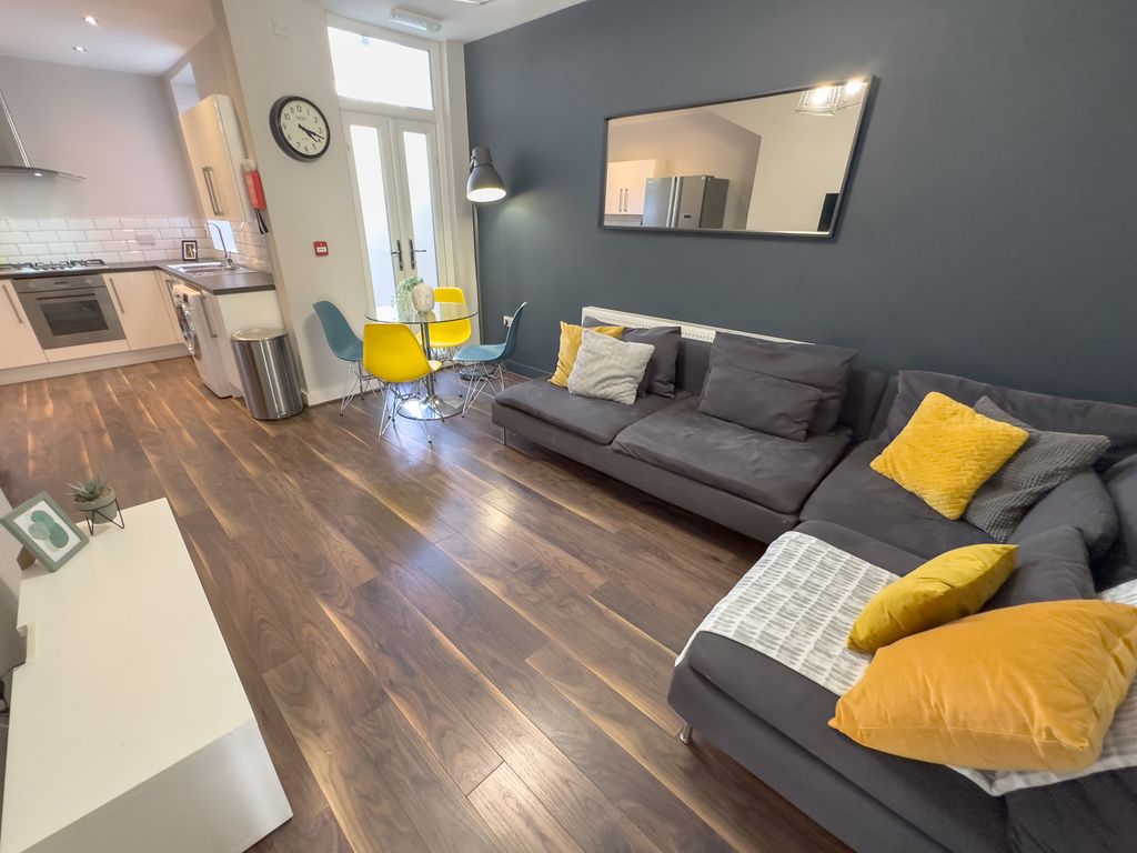 Property photo 2 of 11 5