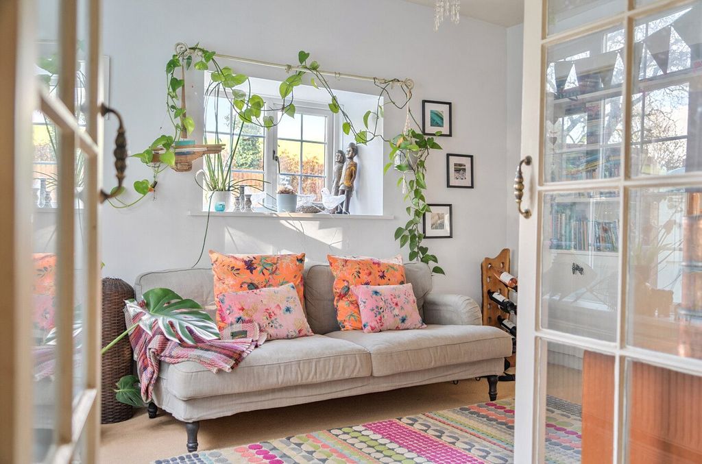 Property photo 3 of 5 Seating Area