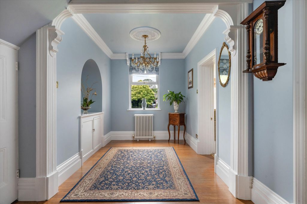 Property photo 3 of 32 Entrance Hall