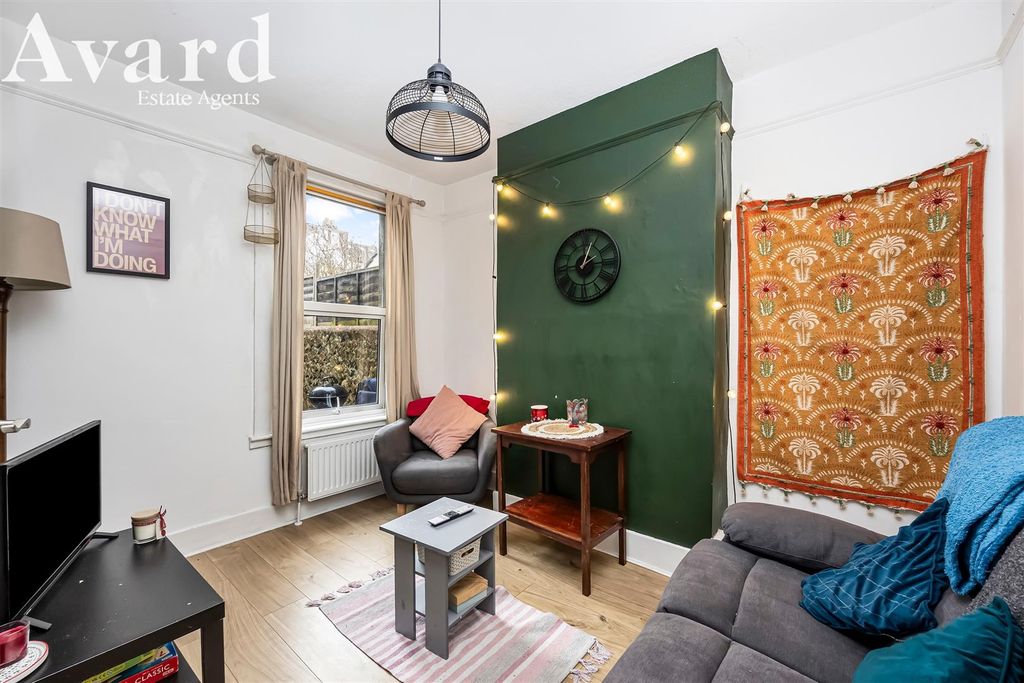 Property photo 3 of 21 Gordon Road, 3-012.Jpg