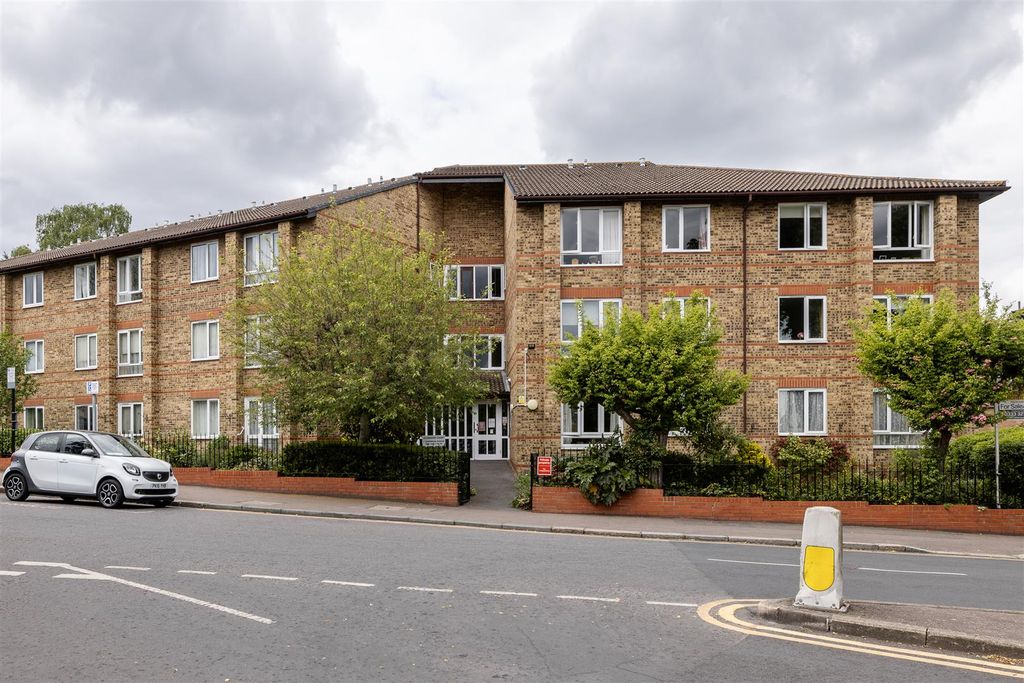 Property photo 1 of 20 Glebelands Avenue, E18