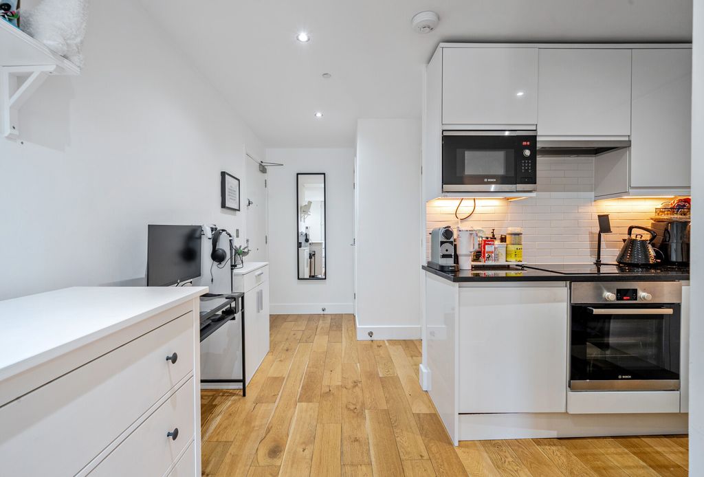 Property photo 2 of 8 1297379-14-683033...