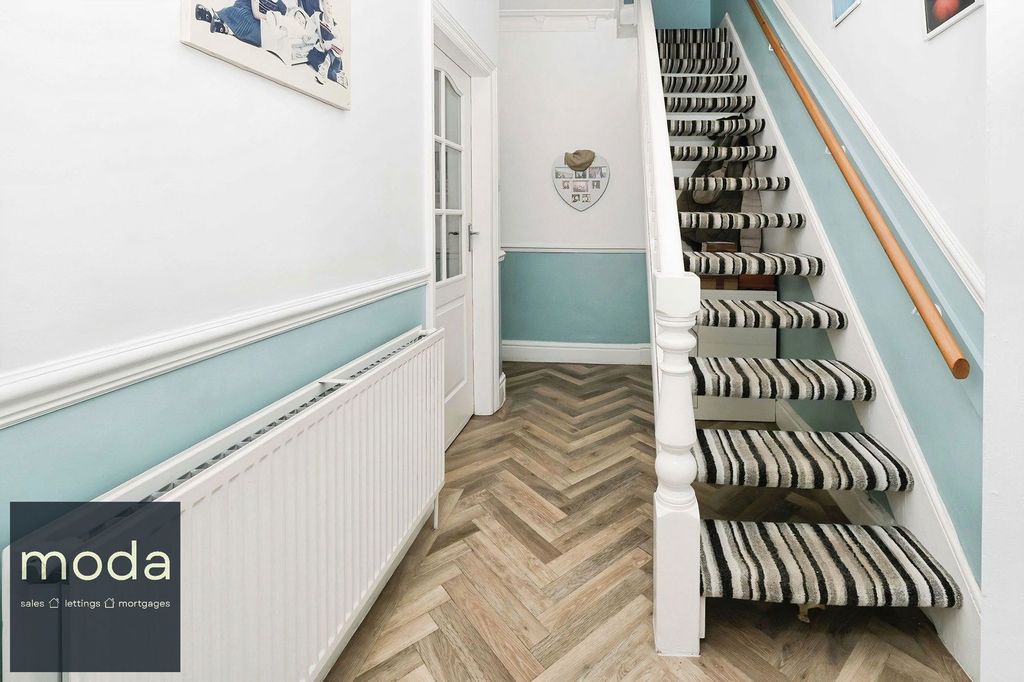 Property photo 2 of 25