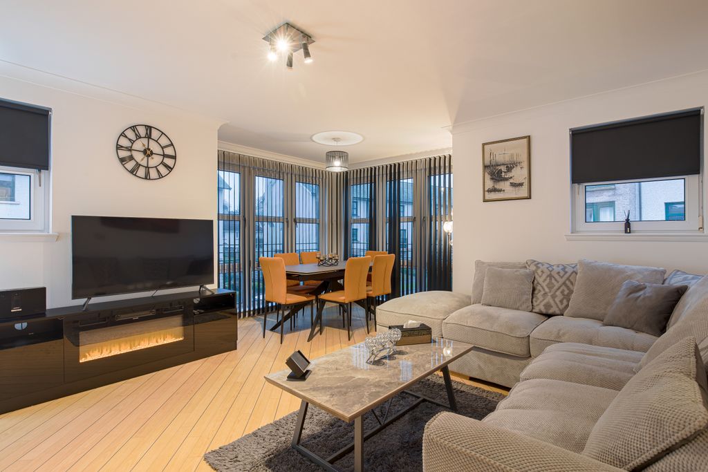 Property photo 3 of 14 Livingangle1