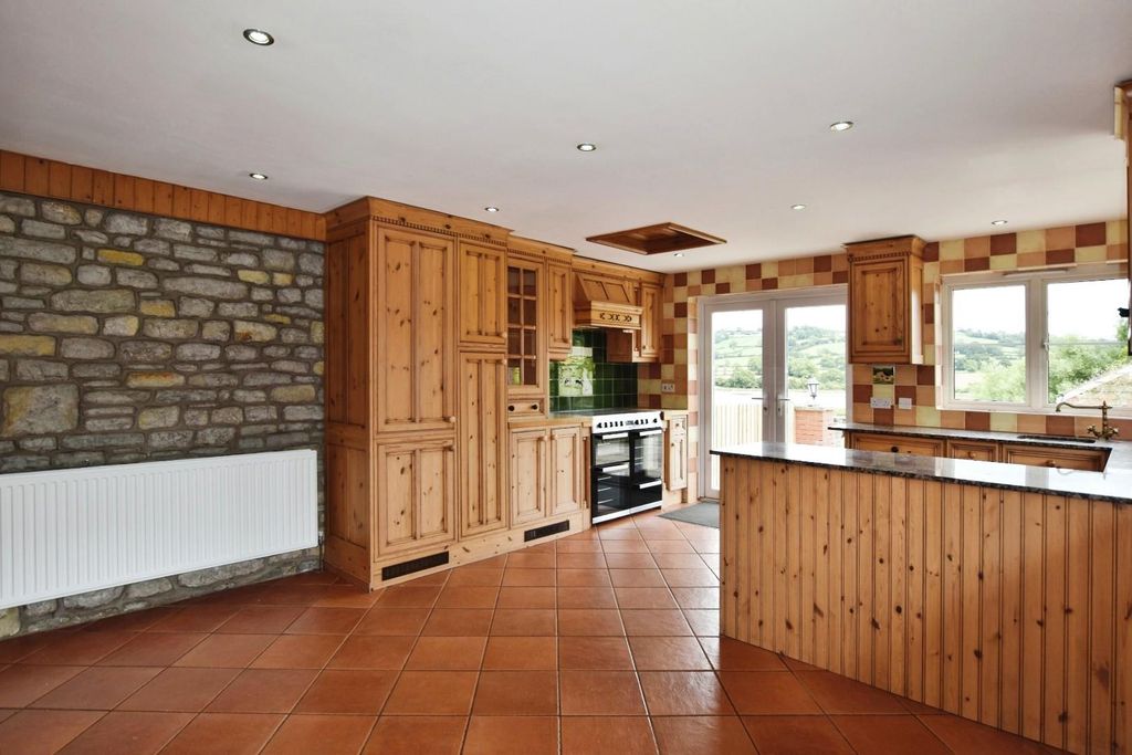 Property photo 3 of 20 Kitchen