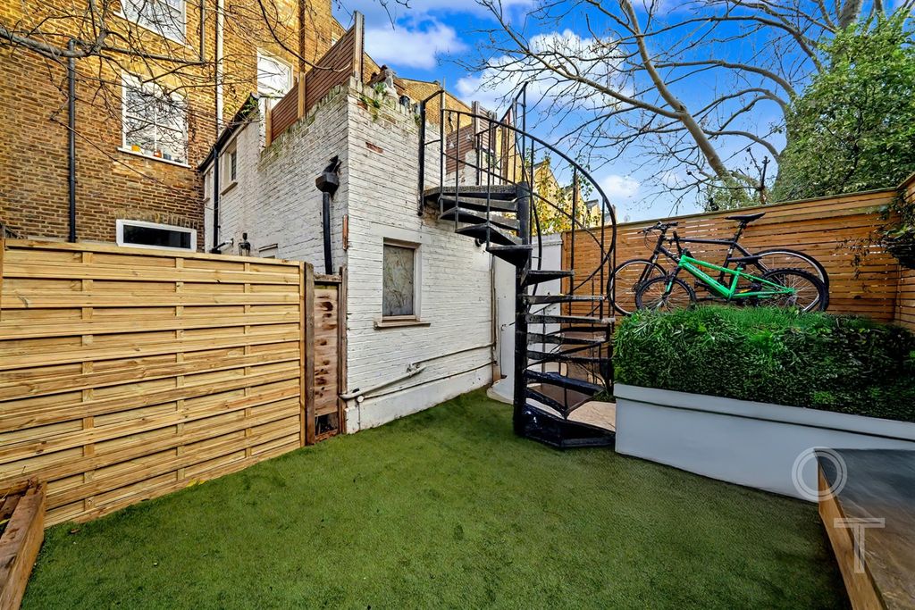 Property photo 3 of 14 Garden