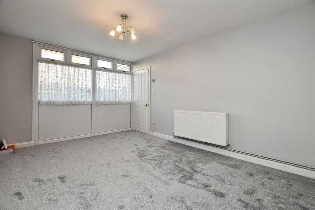 Property photo 3 of 18 Lounge