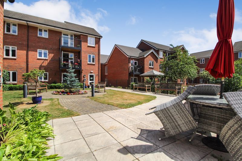 Property photo 2 of 18 Communal Gardens