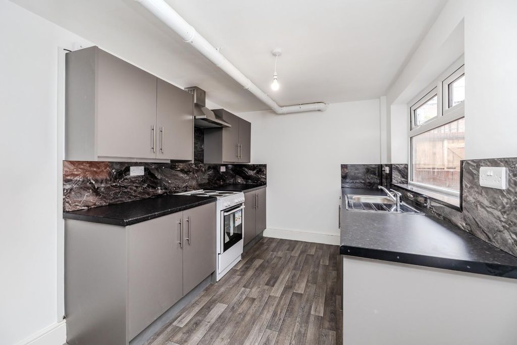 Property photo 2 of 11 Kitchen