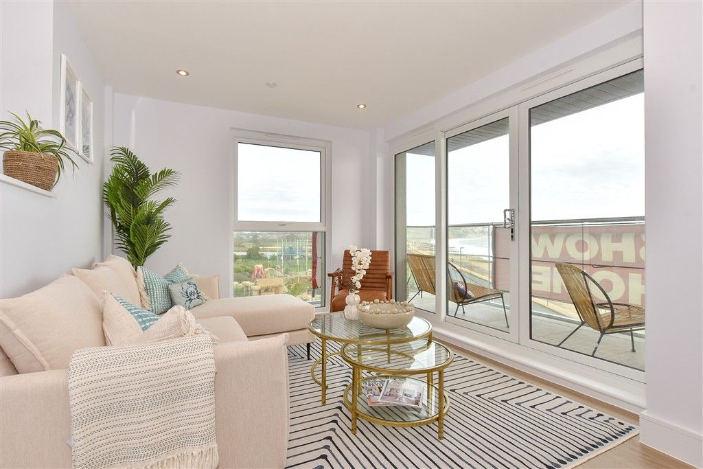 Property photo 3 of 14 Lounge