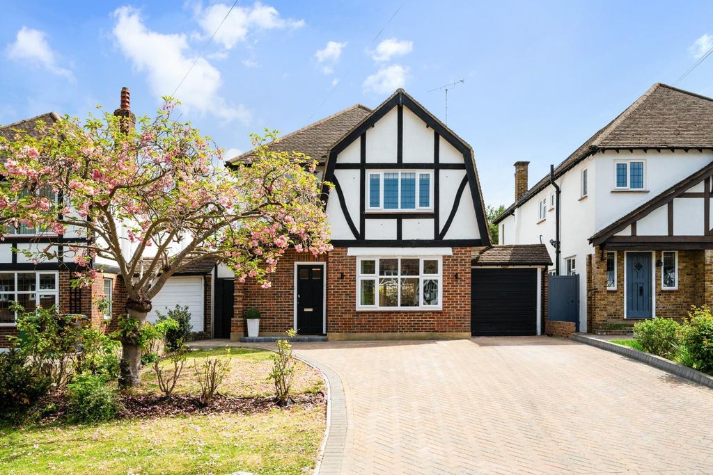 Property photo 1 of 27 Chantry Hurst