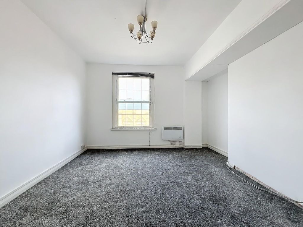 Property photo 1 of 11 Studio / Living Room