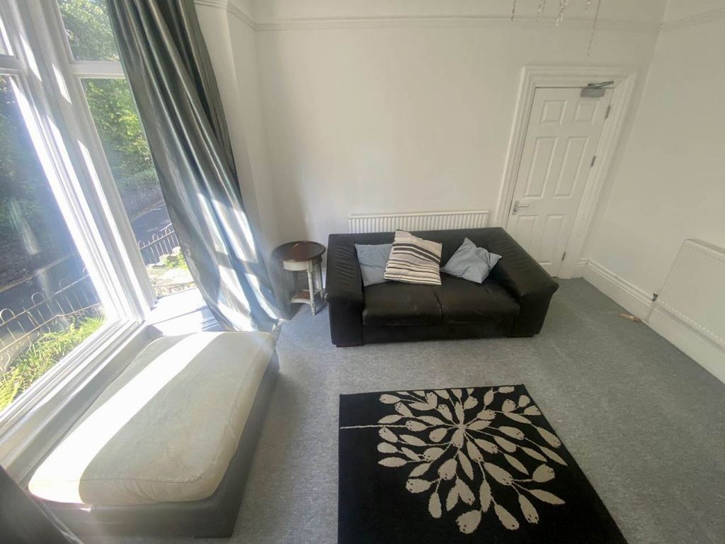 Property photo 2 of 17 Lounge 1