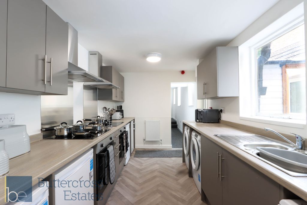 Property photo 3 of 6 Kitchen