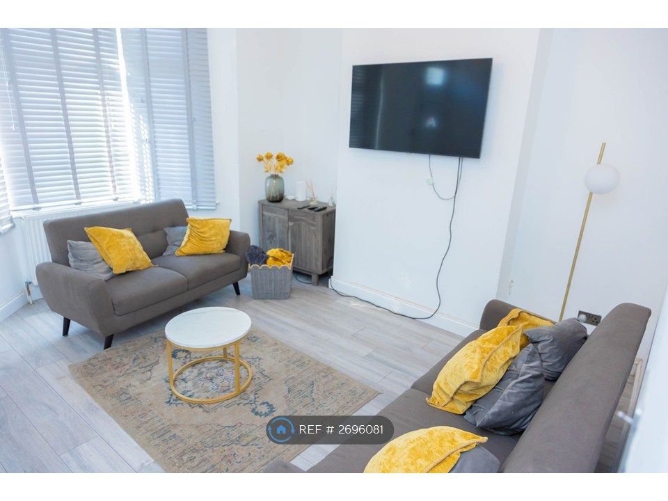 Property photo 2 of 18 Shared Area (Living Room)