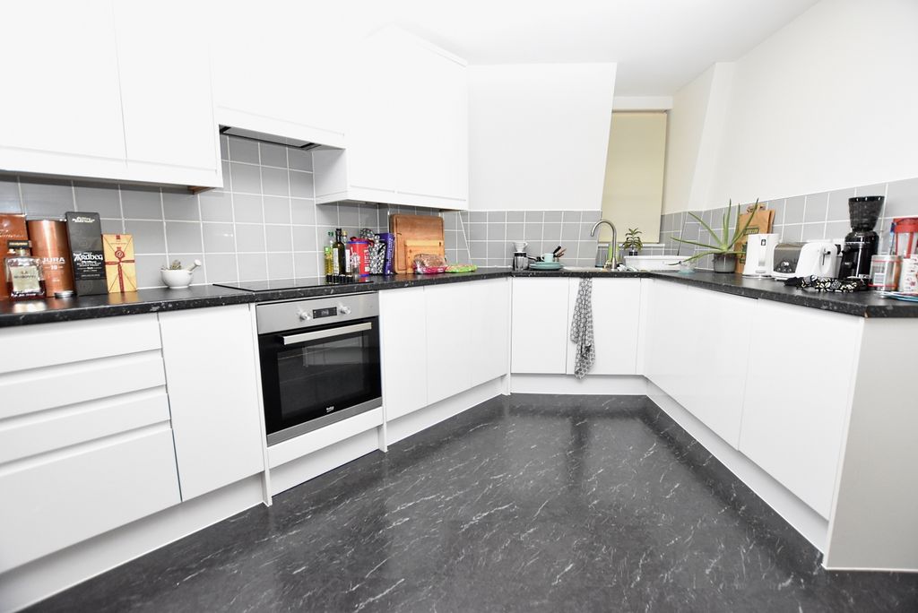 Property photo 3 of 10 Kitchen