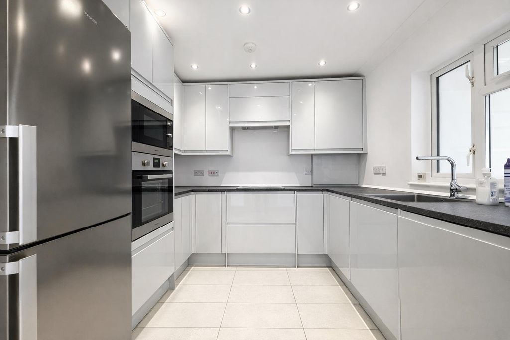 Property photo 2 of 9 Kitchen