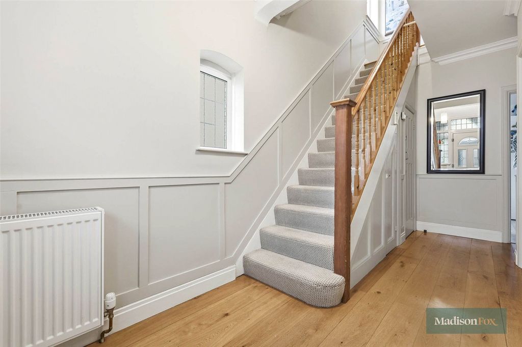 Property photo 2 of 33 Picture No. 15