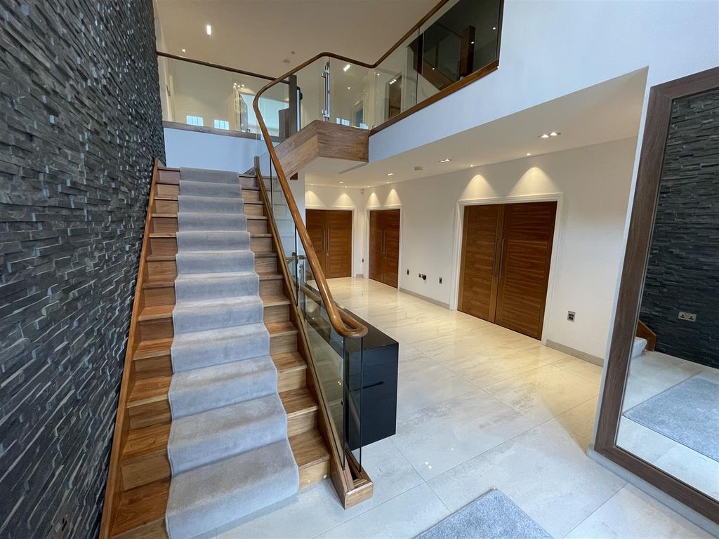 Property photo 2 of 33