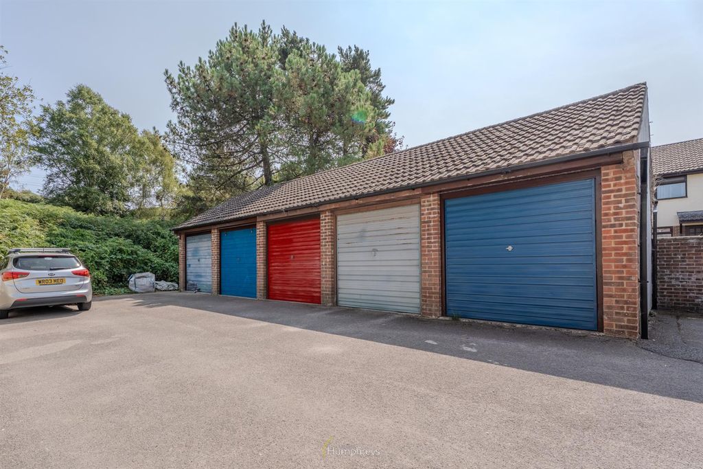 Property photo 3 of 12 Chalbury Close-03.Jpg