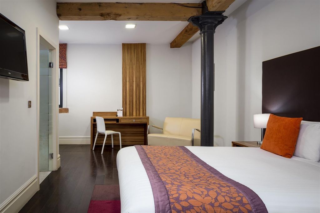 Property photo 1 of 5 Bright, Modern Bedroom With Desk And Comfy Double...