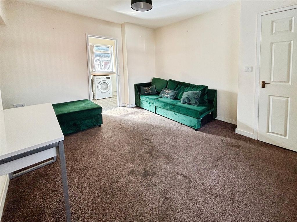 Property photo 3 of 19 Lounge