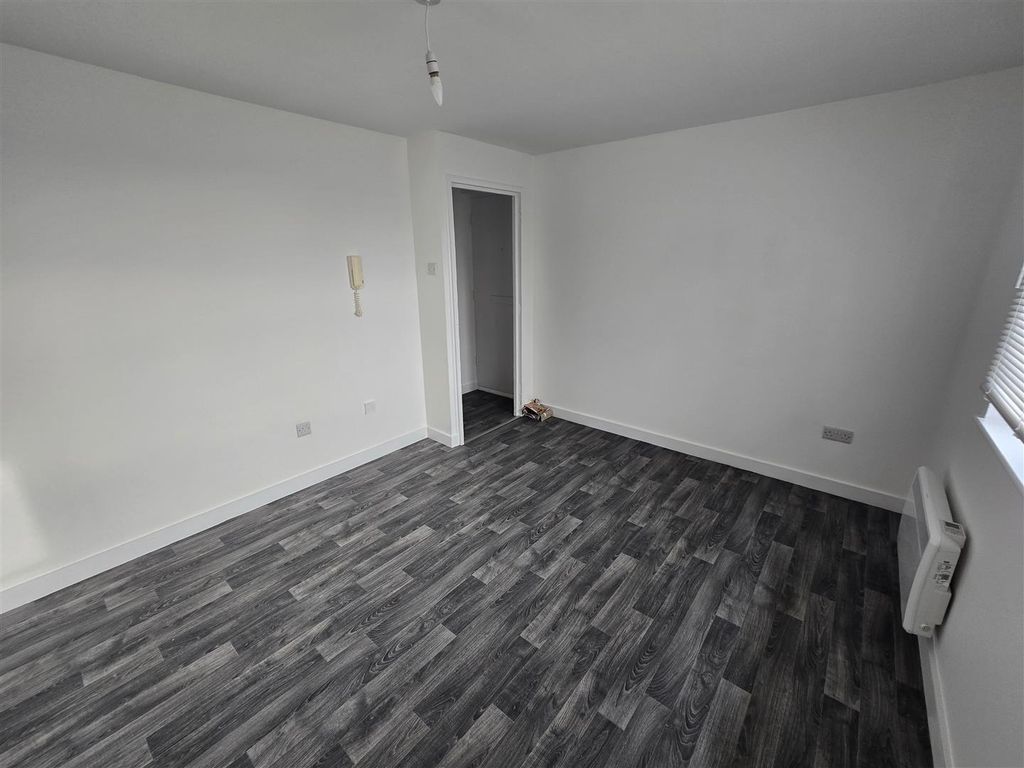 Property photo 3 of 8 1000114460.Jpg