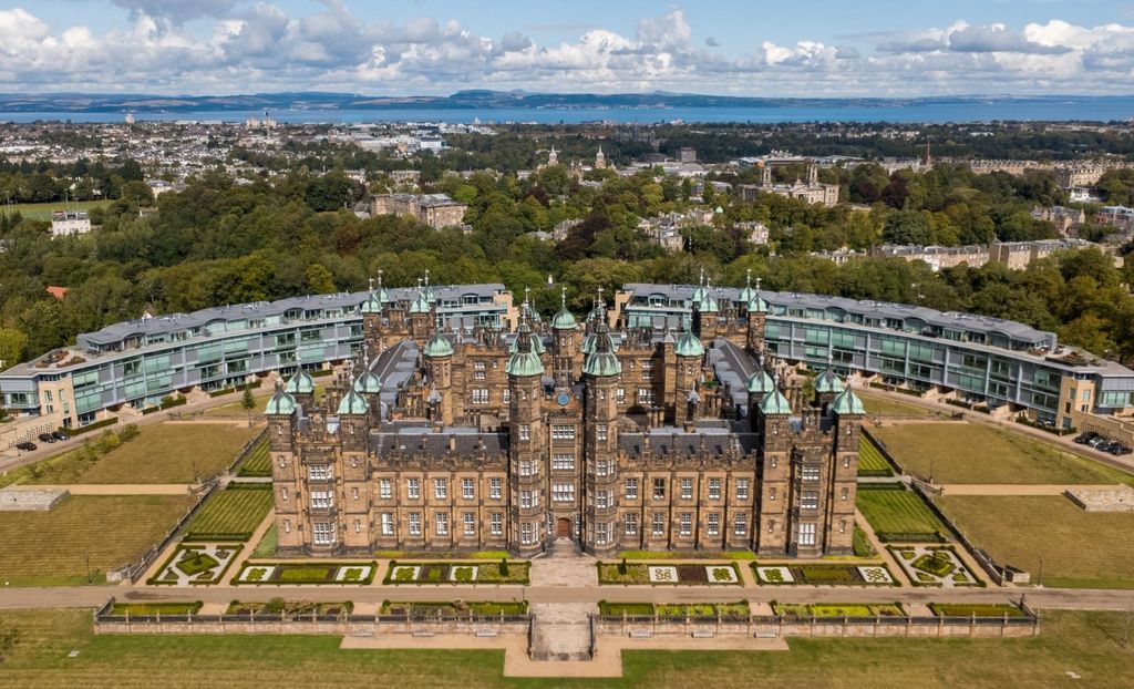 Property photo 2 of 33 Iconic Setting