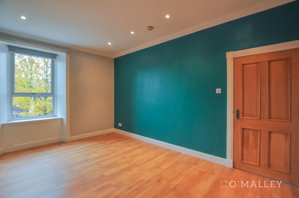 Property photo 2 of 8 Lounge