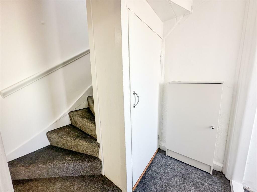 Property photo 2 of 14 Entrance Hallway