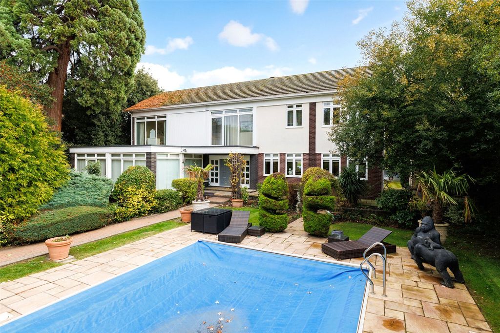 Property photo 3 of 38 Front Garden