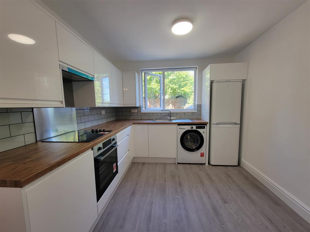 Property photo 2 of 9 Kitchen Space