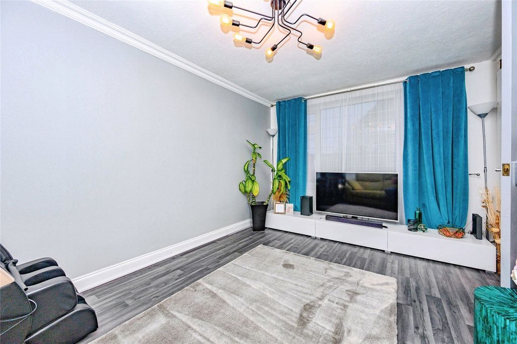 Property photo 3 of 16 Lounge