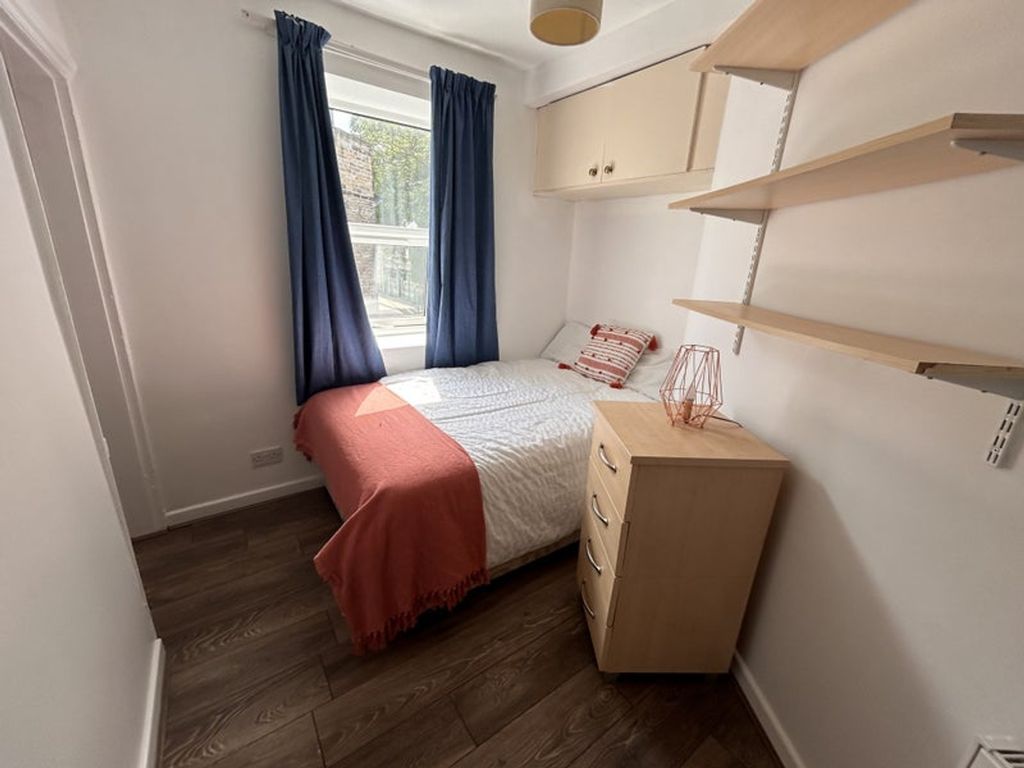 Property photo 3 of 9 Cozy Double Bedroom Featuring Ample Natural Light,...
